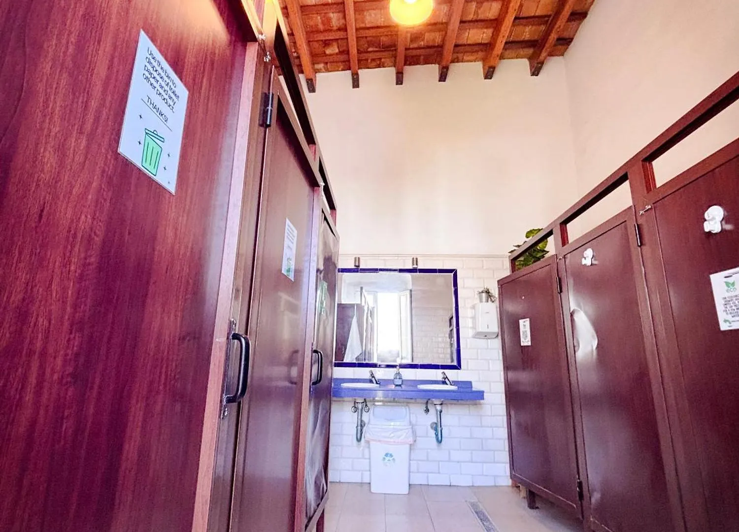 Lion Hostel By Kitesurf Tarifa 0*,  Espanha